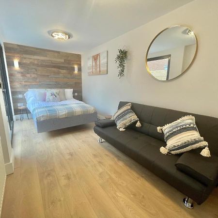 Cloud9 Guest House - By Coastline Retreats - 2 Bedroom Self Contained Garden Flat - Luxury Bath, Netflix, Superfast Wifi, Parking Included Bournemouth Exterior foto
