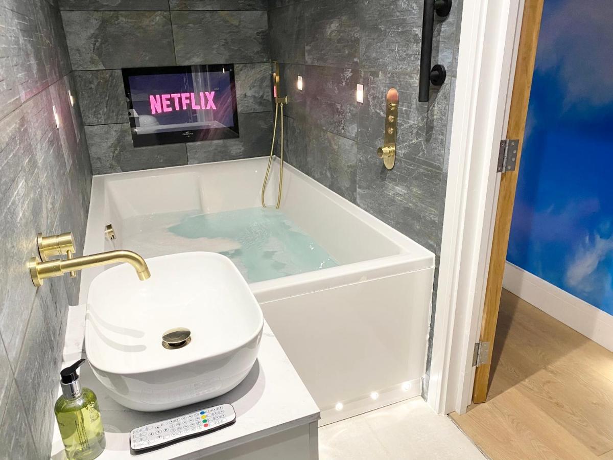 Cloud9 Guest House - By Coastline Retreats - 2 Bedroom Self Contained Garden Flat - Luxury Bath, Netflix, Superfast Wifi, Parking Included Bournemouth Exterior foto