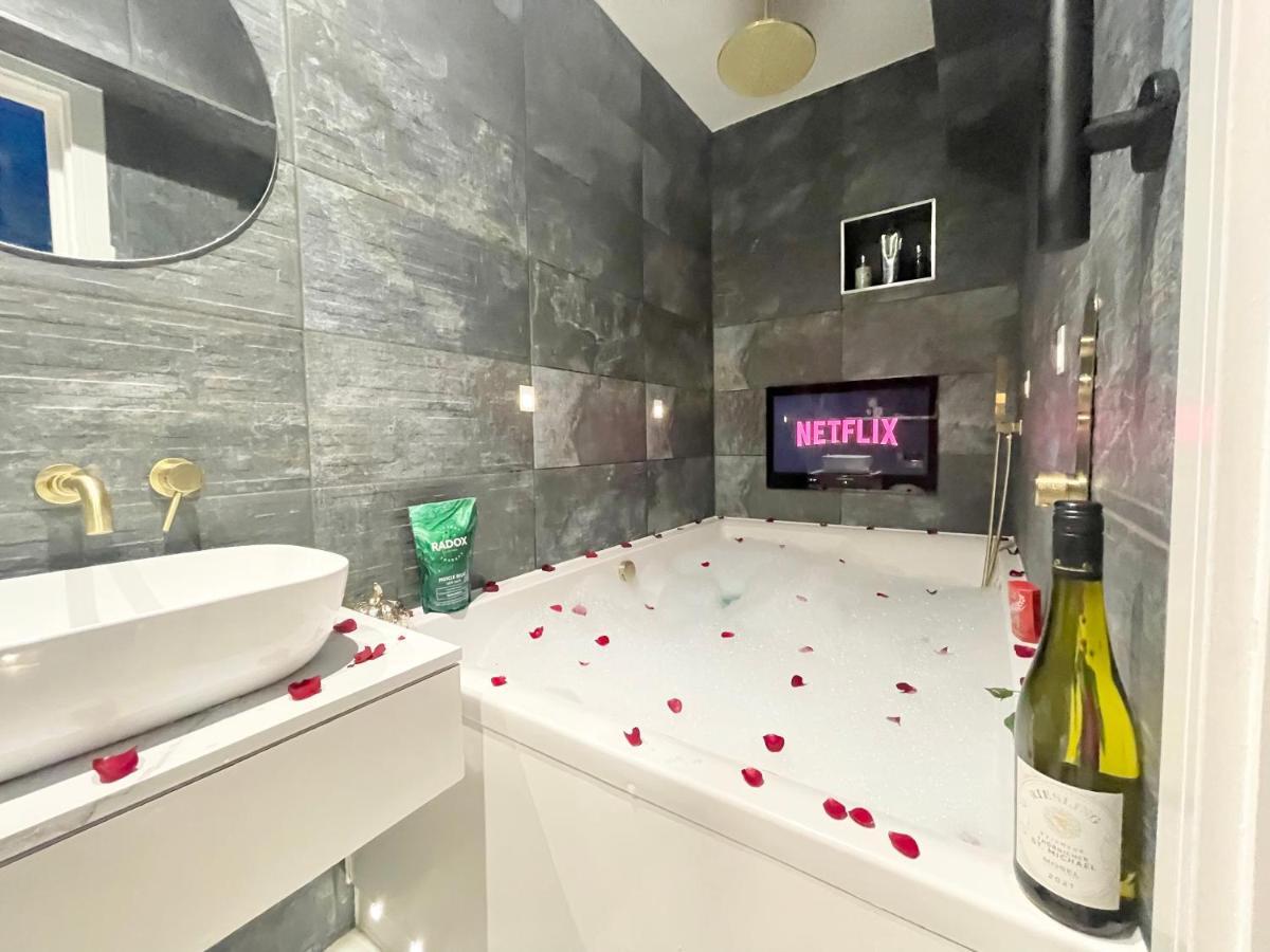 Cloud9 Guest House - By Coastline Retreats - 2 Bedroom Self Contained Garden Flat - Luxury Bath, Netflix, Superfast Wifi, Parking Included Bournemouth Exterior foto